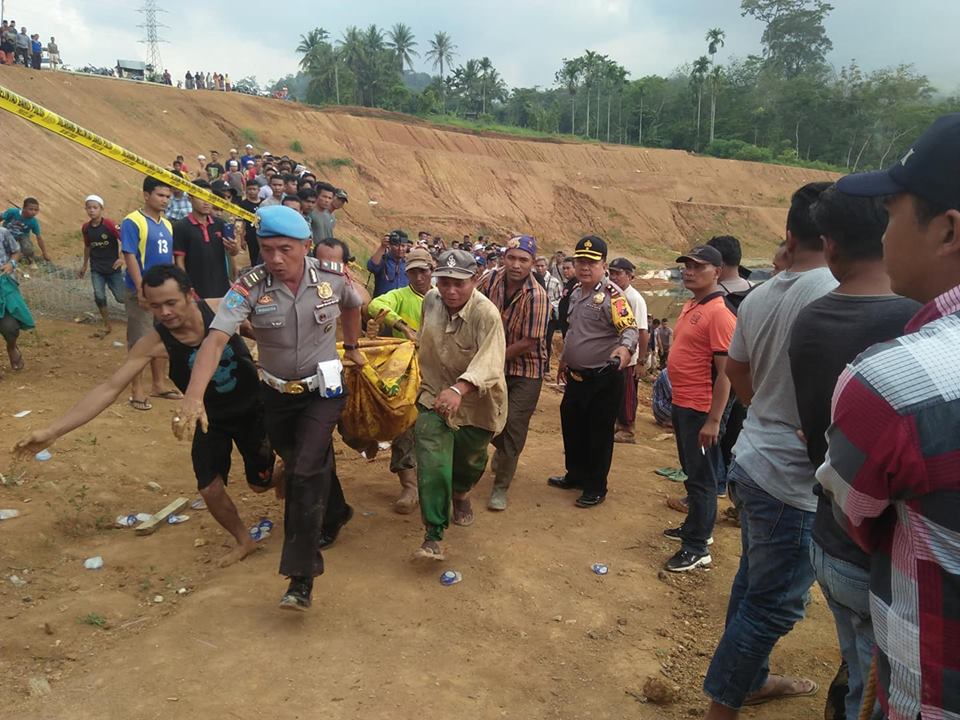 Perusahaan Harus Tanggung Jawab,   Dua Remaja Tenggelam di Kolam Milik PT.SMGP