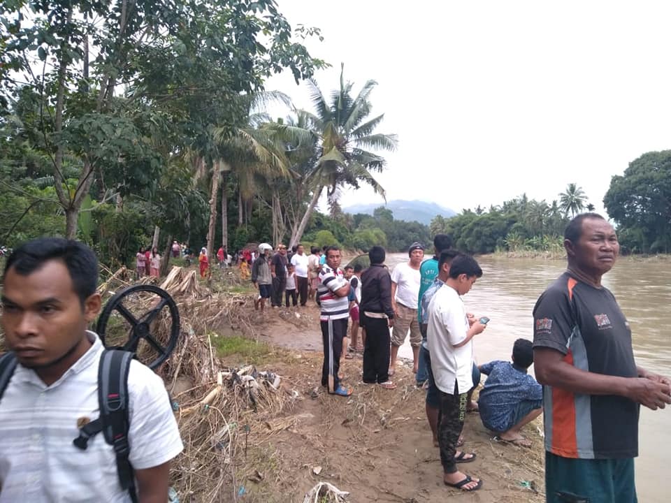 Orang Pintar Dikerahkan,   Roni Riski Yang Hanyut di Batang Gadis Belum Ditemukan