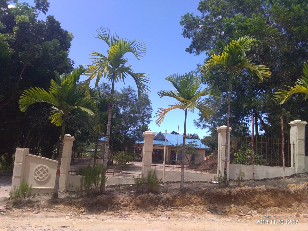 Kantor Camat Tanpa Plank Merek