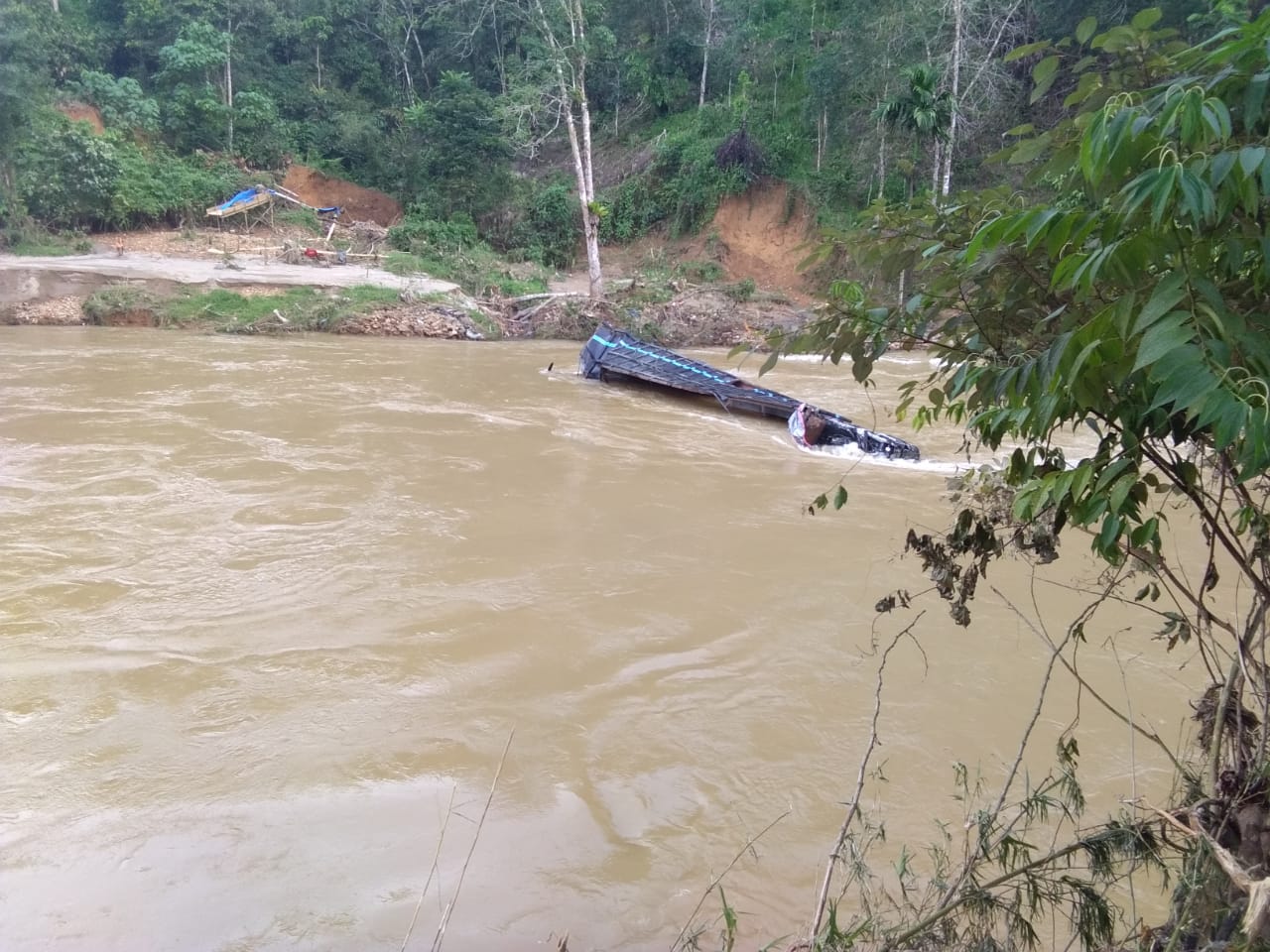 Kejadian Sore Ini,  Fuzo Membawa Pupuk Terjun ke Sungai di Batang Natal