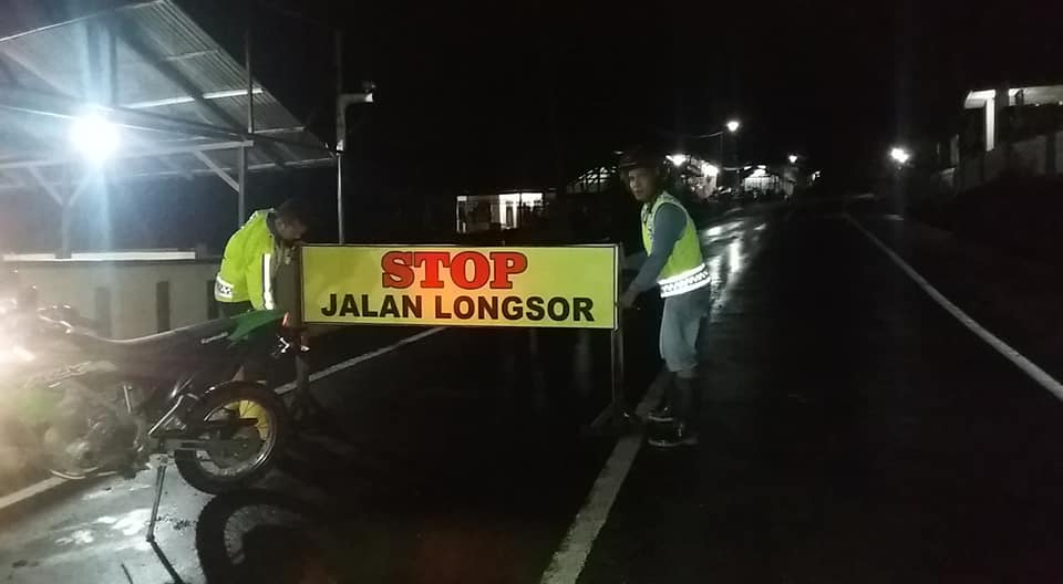 Informasi Buat Pengguna Jalan, Jalinsum Jembatan Merah- Natal Putus Lagi Karena Pohon Tumbang