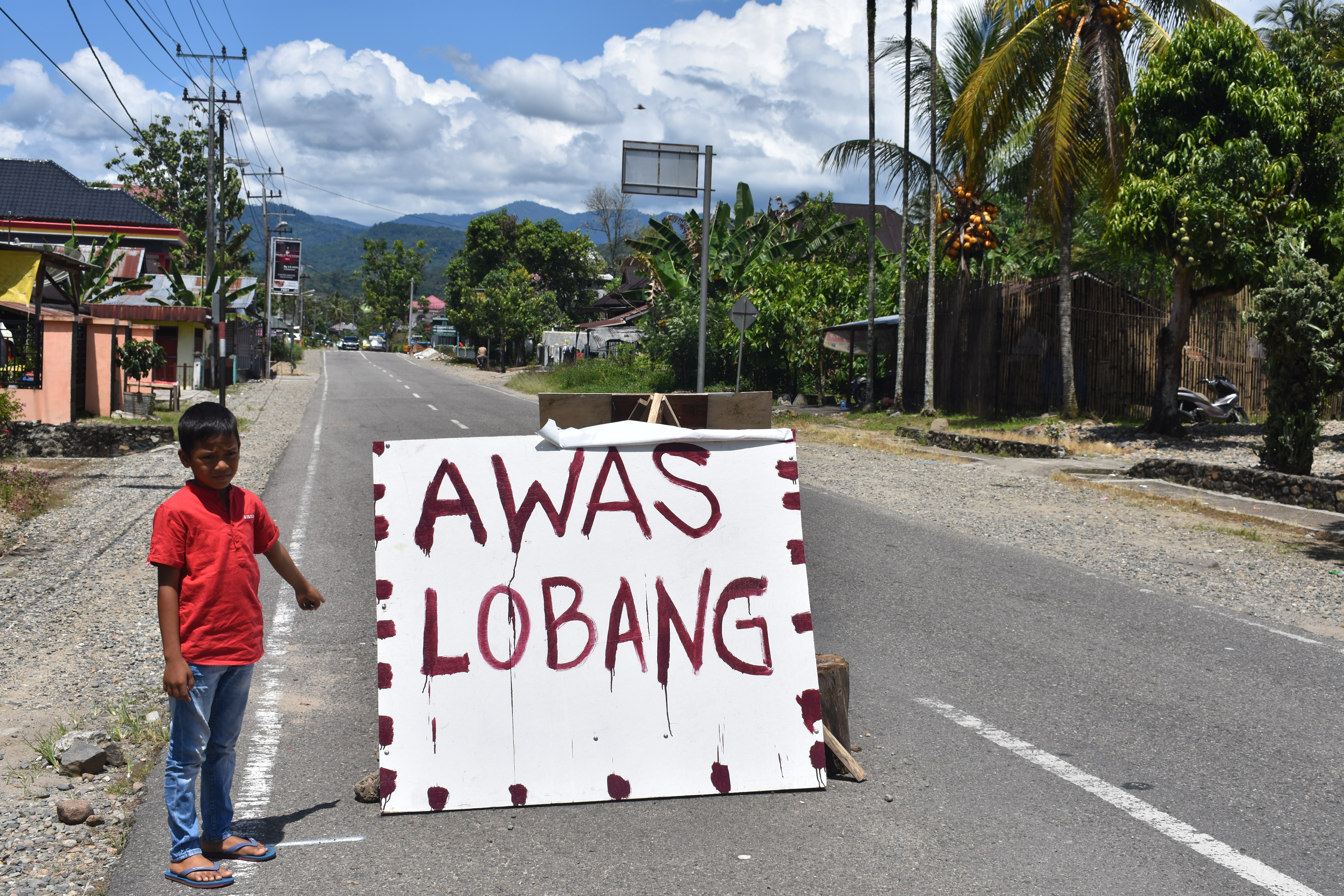 Terimakasih Pak.Polisi,   Balai Jalinsum Membiarkan Jalan Berlobang di Madina