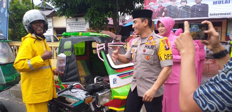 Menjalin Silaturrahim di Ramadhan,  Kapolres dan Bhayangkari Madina Bagi Takjil