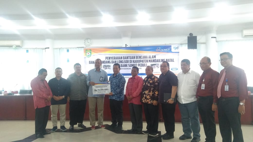 Diterima Bupati Madina, Bank Sumut Serahkan Bantuan Untuk Korban Banjir