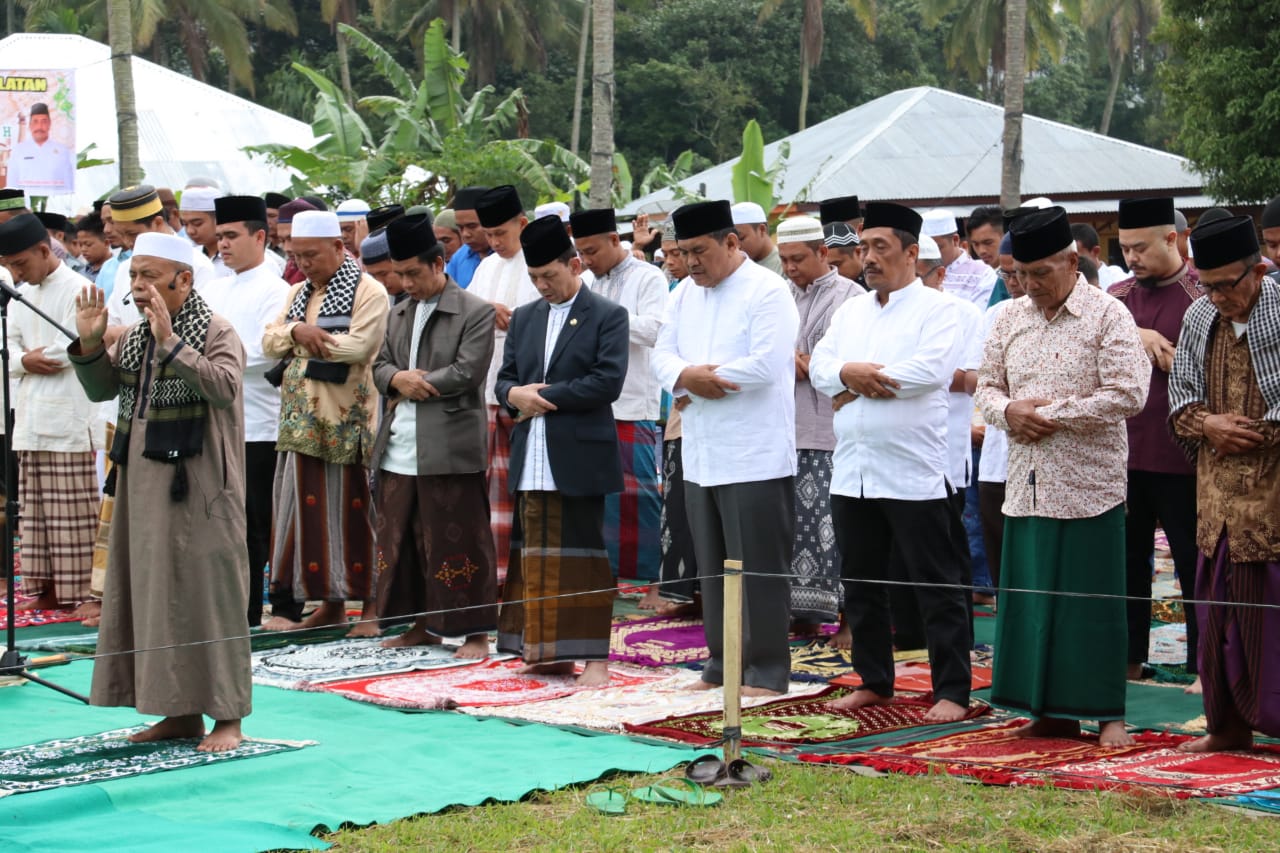 Bupati Tapsel  Shalat Ied di Lapangan Pargarutan,   “Mari Kita Rajut Kebersamaan”