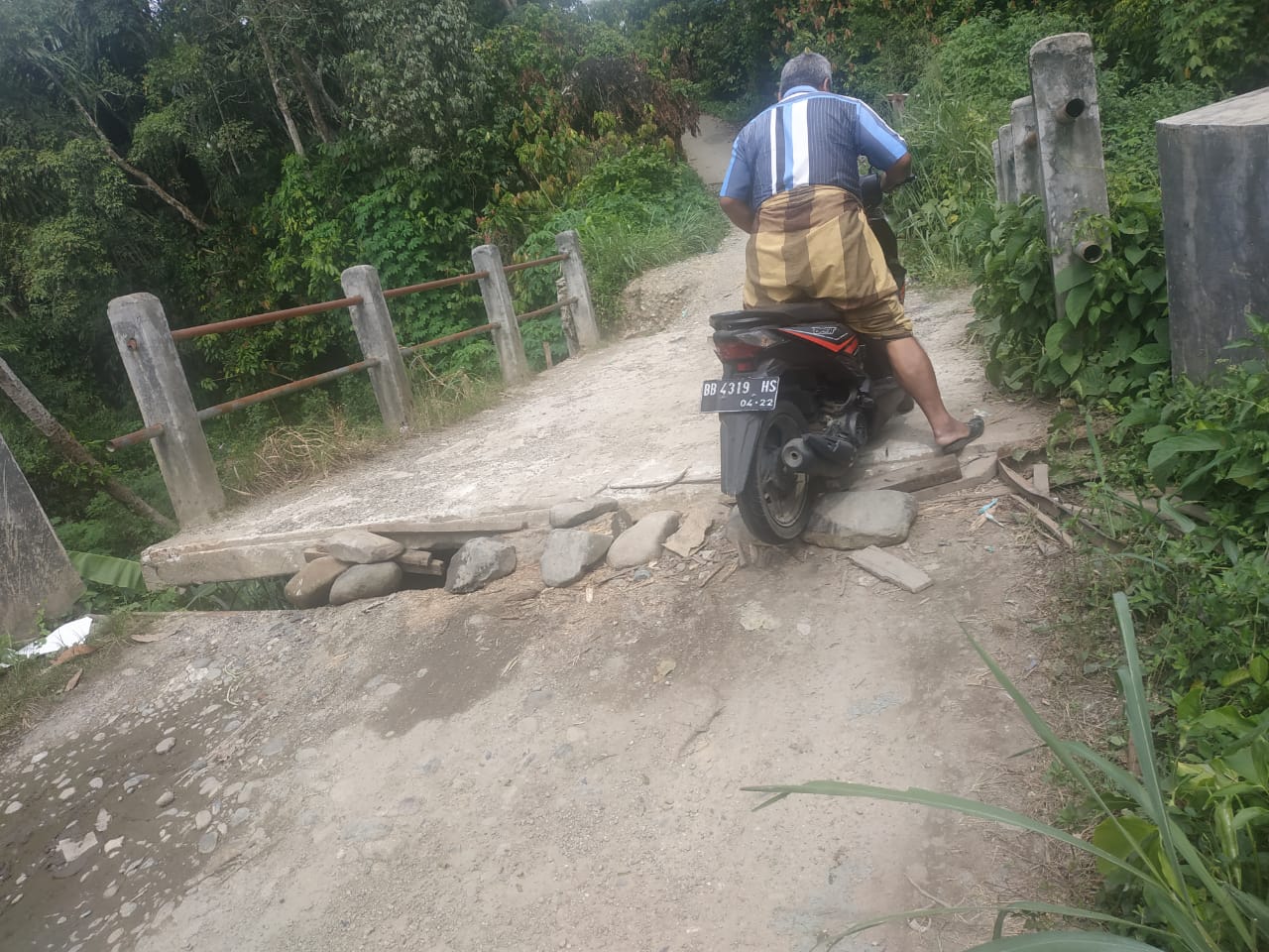 Hallo Pak.Kadis PUPR Kab.Madina,  Jembatan Amblas, Jalan Sirambas – Aek Ngali Porak-Poranda