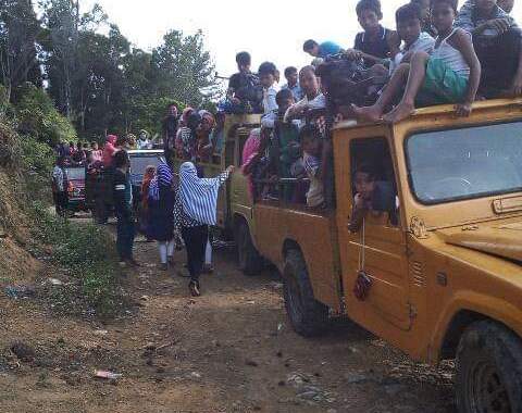 Warga  ke Malintang Pos,  Jalan ke Desa Sibinail Kec.Muarasipongi Memprihatinkan