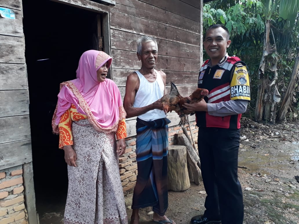 Warga Ucapkan Terima Kasih,  Polisi Membagi Ayam Kepada Warga