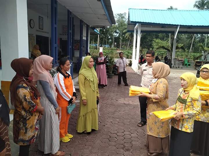 Golkar Madina Bagikan APD ke Bides