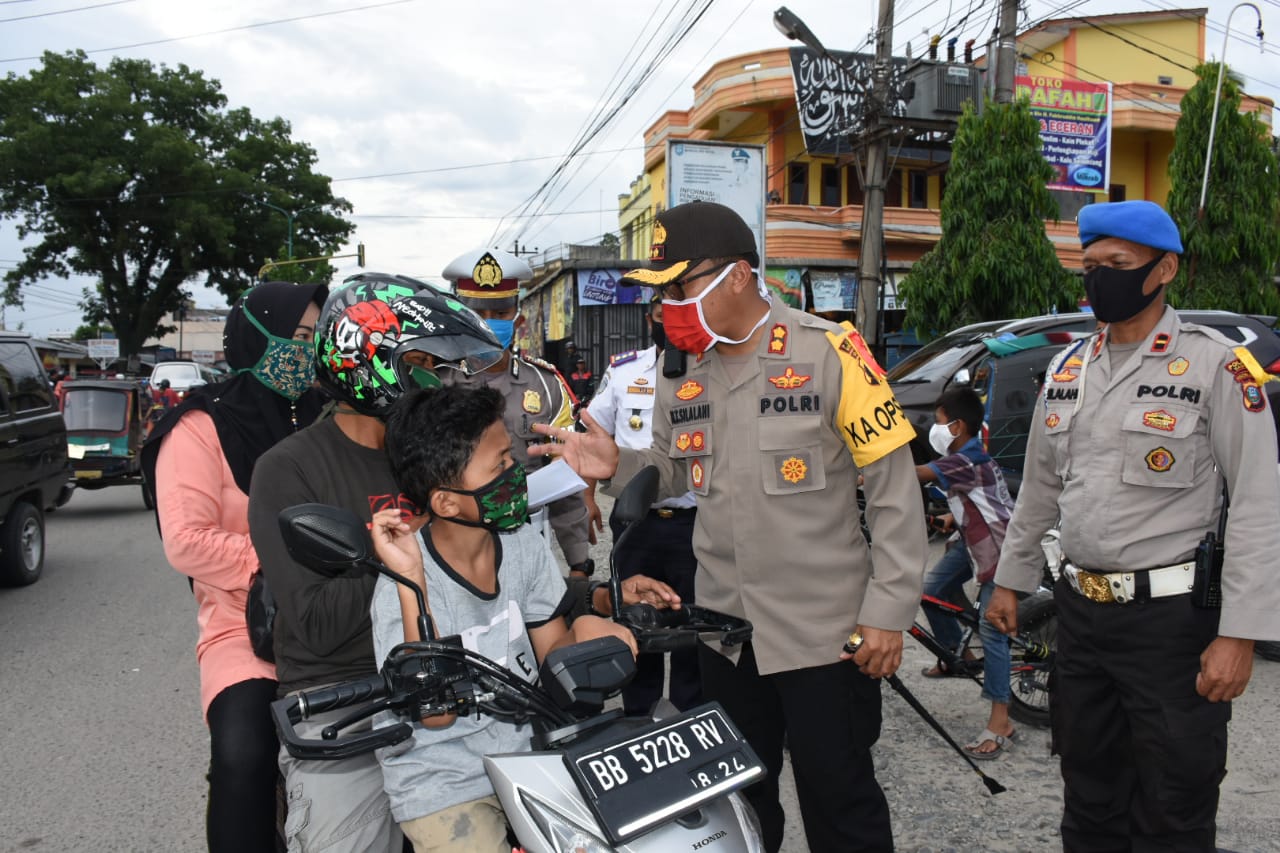 Polres, TNI -AD Dan Pemkab Madina Bagikan 3000 Masker