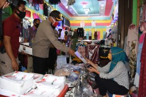 Kapolres Madina bagi masker