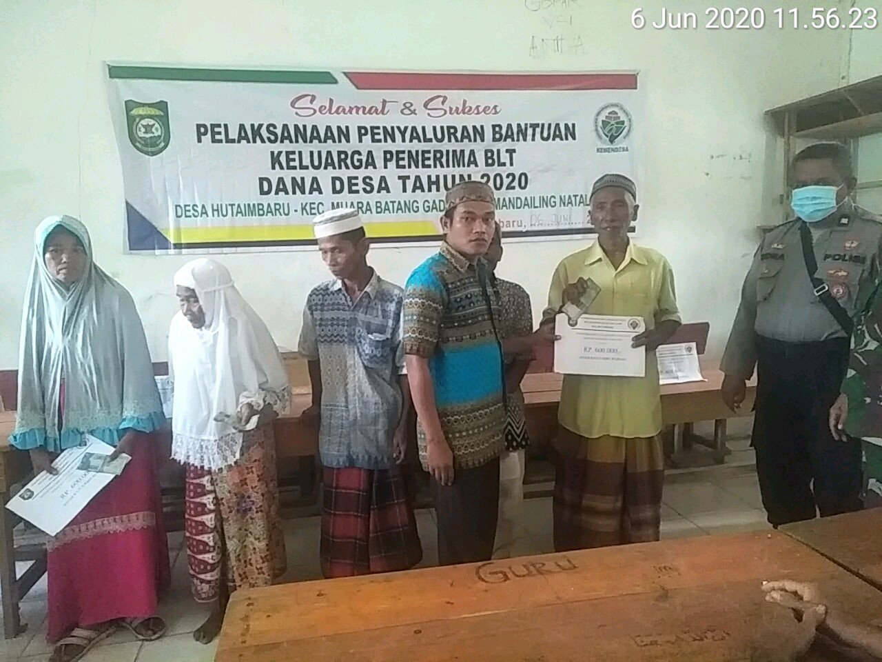 Kepala Desa Hutarimbaru Bagikan Bantuan BLT-DD