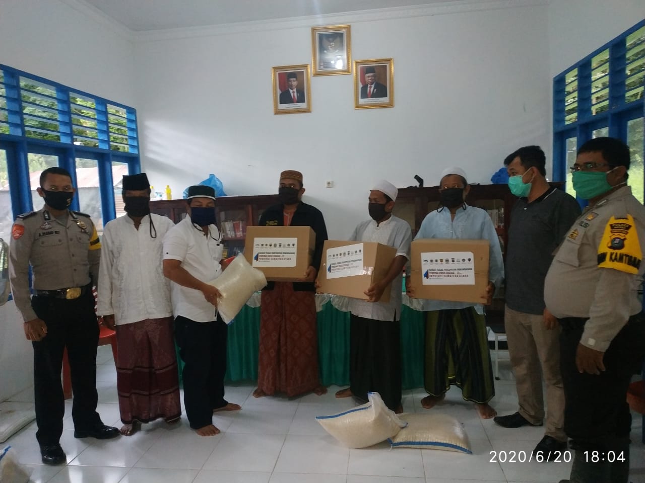 Disaksikan Muspika, Kades Padang Laru Bagikan Sembako