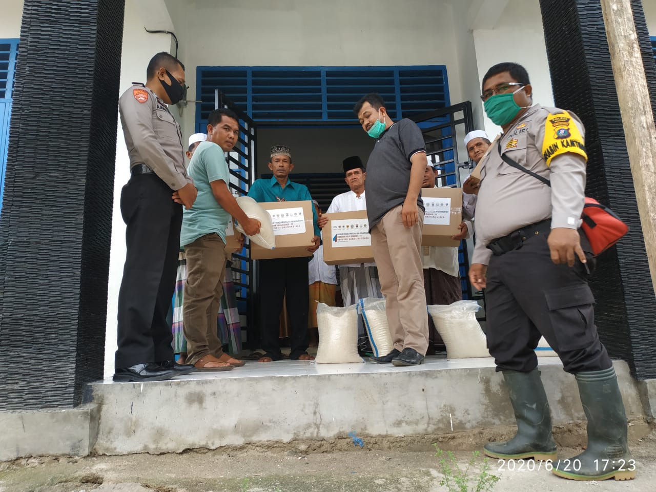 Dikantor Kades, Warga Desa Hutarimbaru Terima Sembako Bantuan Provinsi Sumut