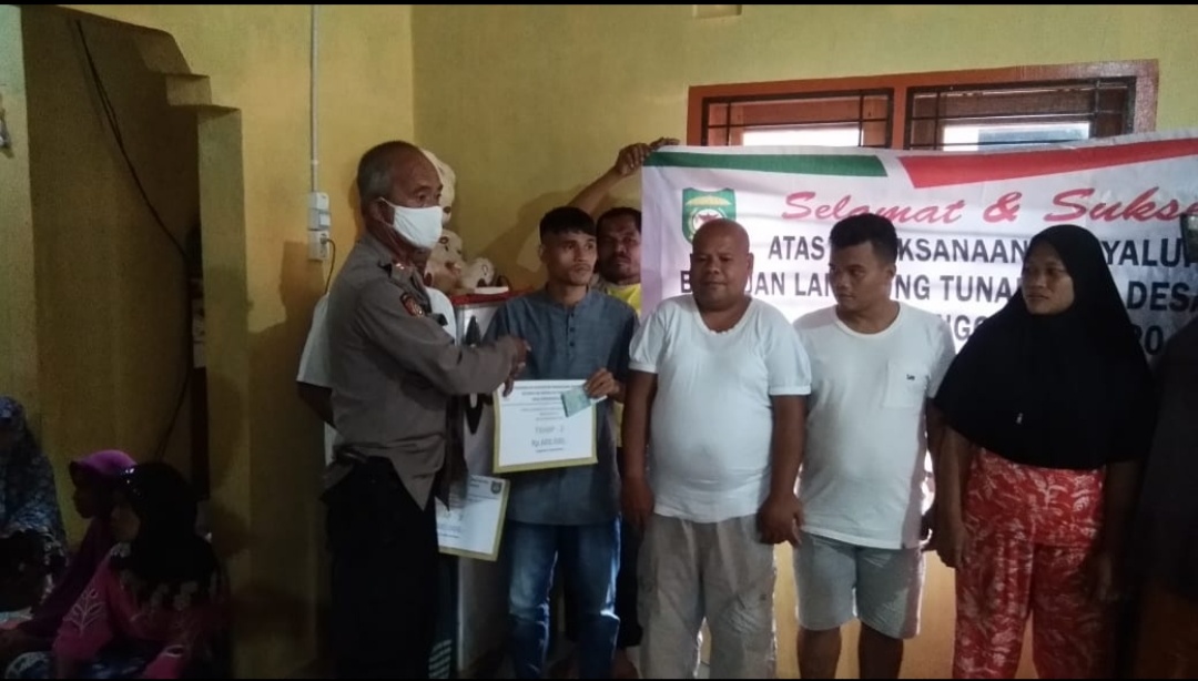 Kapolsek MBG Serahkan BLT-DD Tahap ll Di Desa Panunggulan