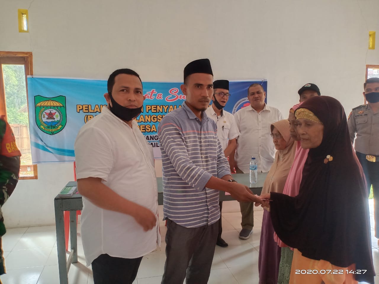 Kades Bagikan BLT – DD Tahap II Desa Kampung Padang