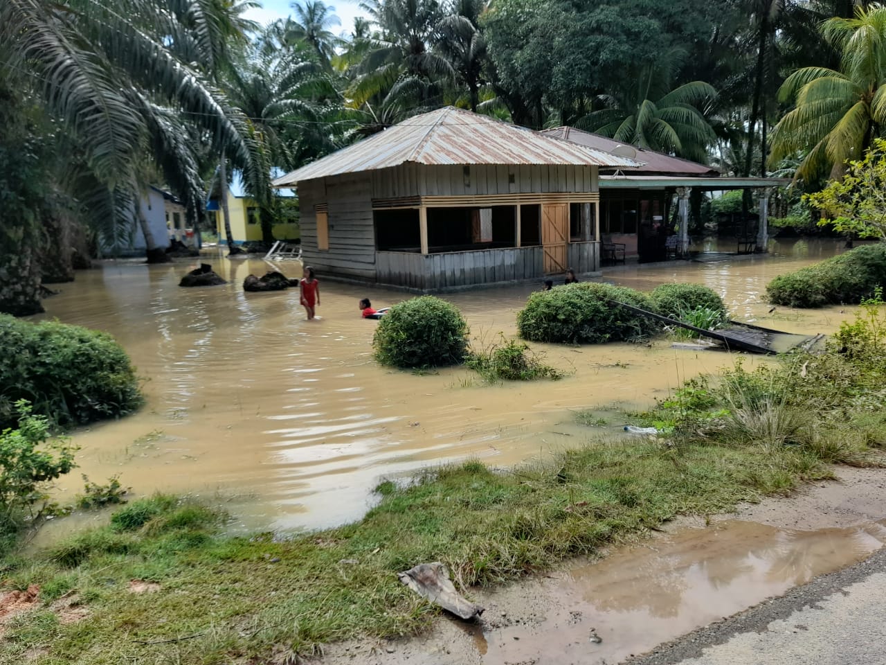 Camat Natal : Dua Desa Banjir, Jalan Nasional Putus Total
