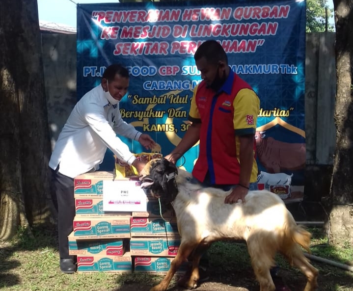 Indofood Bagikan 2 Ekor Kambing Ke PWI Sumu