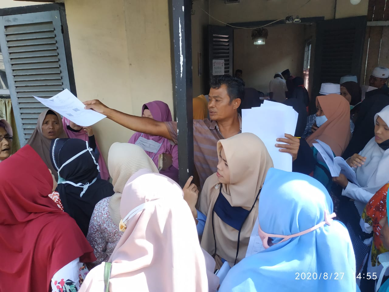 Warga Desa Lumban Pasir Kec. Tambangan Terima BST di Kantor Pos