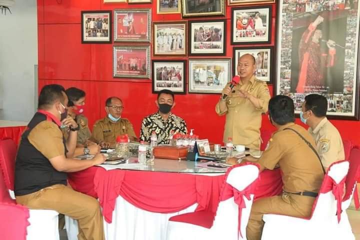 Bupati Taput Pimpin Rapat Penataan dan Ketertiban Pedagang Disepanjang Tanggul Aek Sigeaon