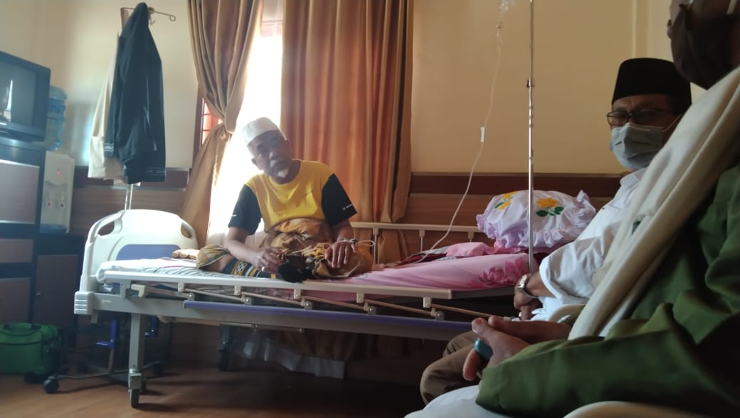 Ir.Zubeir Menjenguk Ketua MUI Madina Yang Sakit di RS.Permata Madina