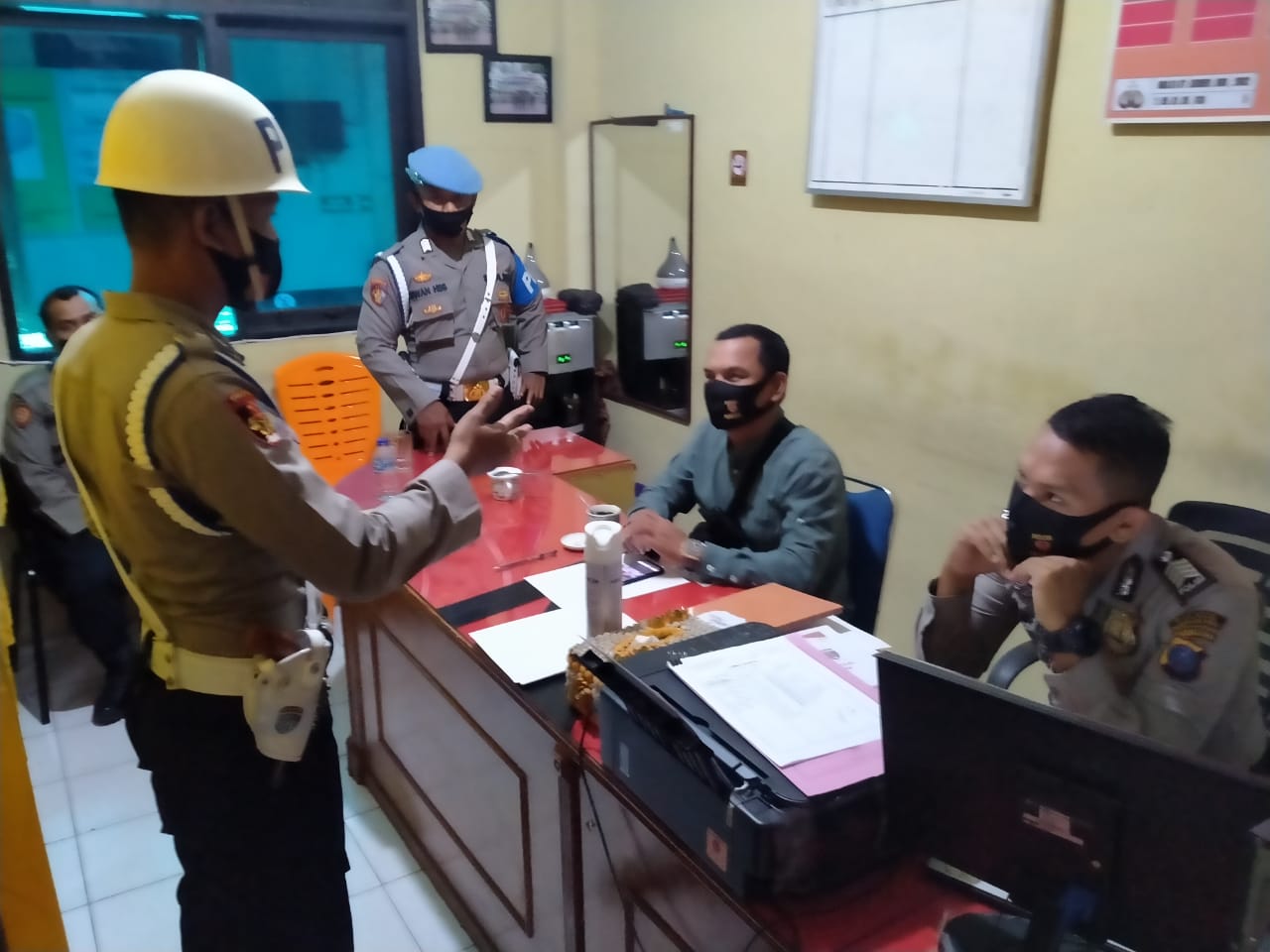 Memastikan  Prokes Terlaksana, Personil Si Propam Sidak Ke Setiap Ruangan Mapolres Madina