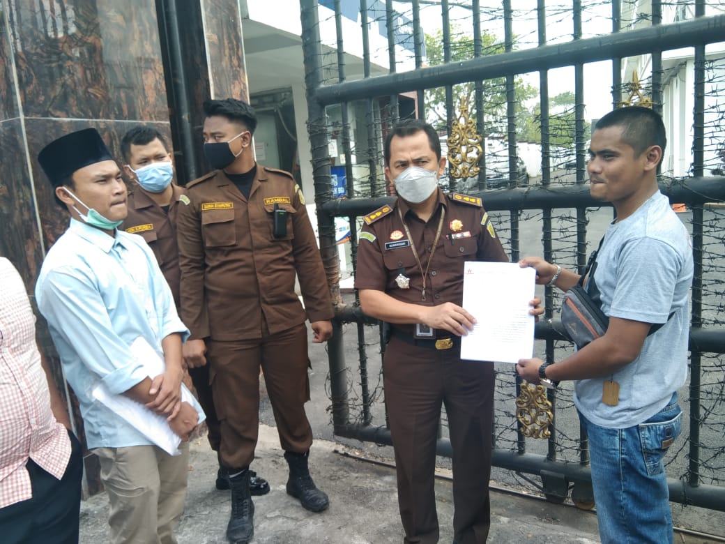 Mahasiswa Demo Kejatisu Terkait DAK Dinas Pendidikan Mandailing Natal