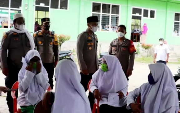 Kapolres dan Wakapolres Madina Tinjau Vaksinasi di Ponpes Musthafawiyah Purba Baru