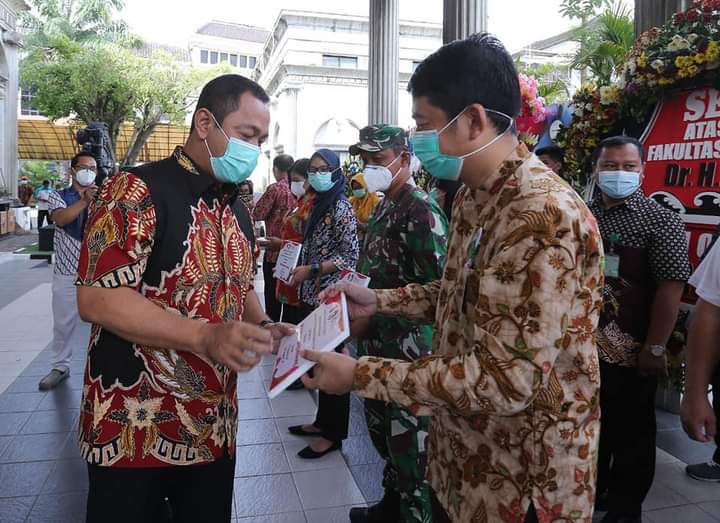 Bagikan Tabung Oksigen, Hendi Ingatkan Semarang Masih Dalam Pandemi