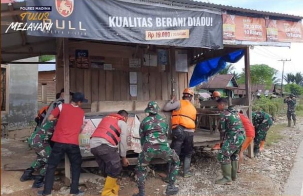 Pasca Banjir di Madina,TNI dan Polri ” Bersihkan ” Rumah Warga dan Tempat Ibadah