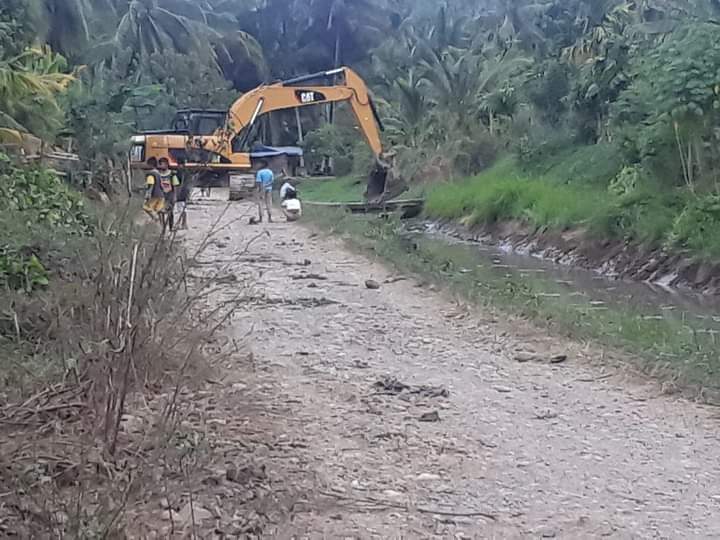 Untuk Bela Petani, Dinas PUPR Madina Angkat Sedimen di Irigasi Batang Gadis