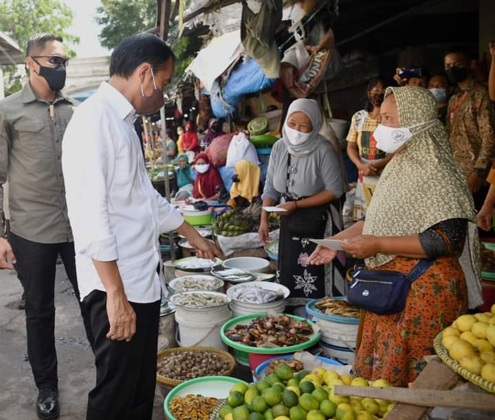 Presiden Bagikan Bansos di Pasar Kanoman  Kota Cirebon