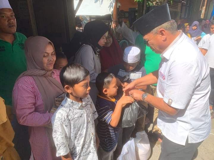Bupati Madina Bantu Anak Yatim dan Jompo di Pasar Jongjong