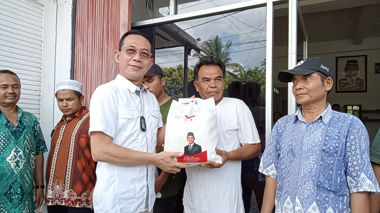 Gus Irawan Bagi 1000 Paket Sembako di Kabupaten Madina