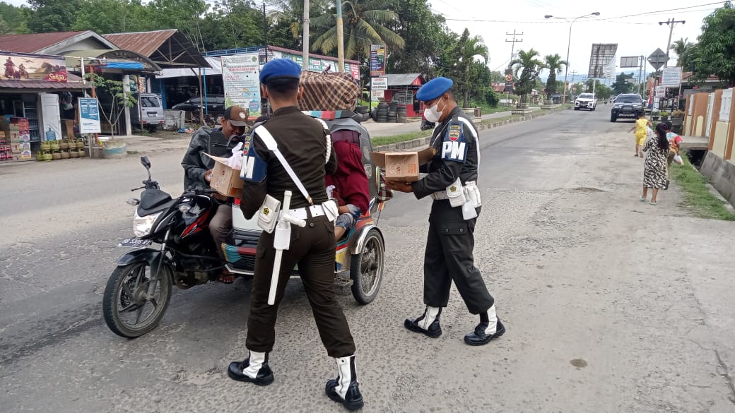 Peduli di Ramadhan 1443 H,  Subdempom I/2-7 Madina Bagi Takjil Kepada Warga