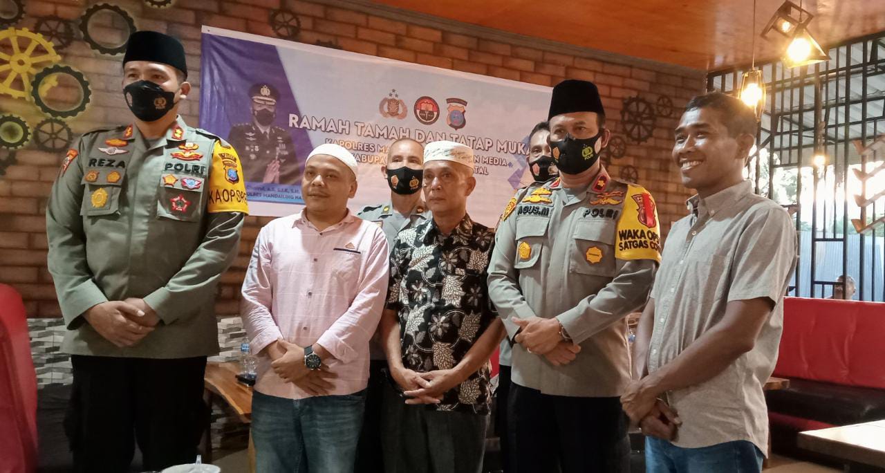 Kapolres Buka Puasa Dengan Wartawan Mandailing Natal