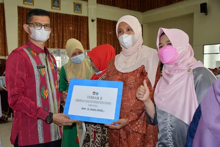 Tujuh “Kartini” di Padang Dapat Penghargaan