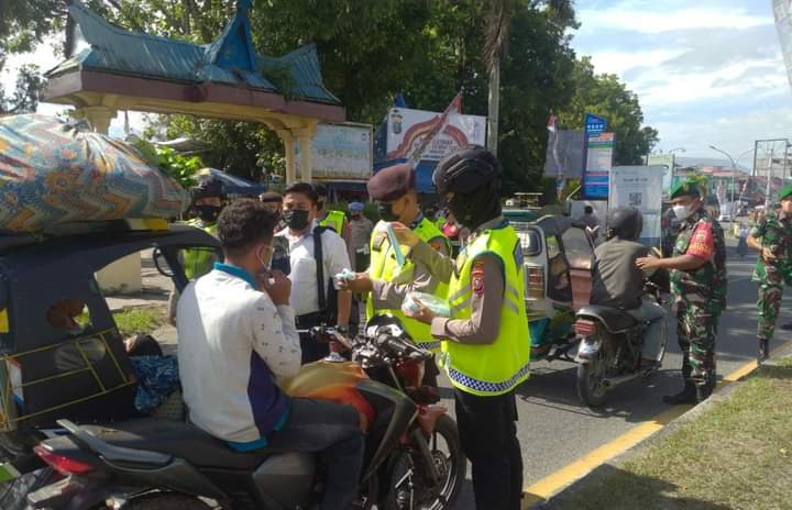 Personil Gabungan TNI -Polri di Madina Tegur Pengendera Yang Tidak Pakai Masker