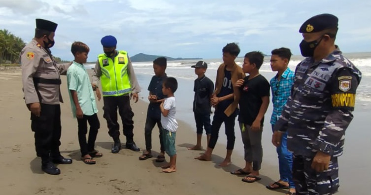 Kapolsek Batahan : Warga Jangan Mandi di Laut