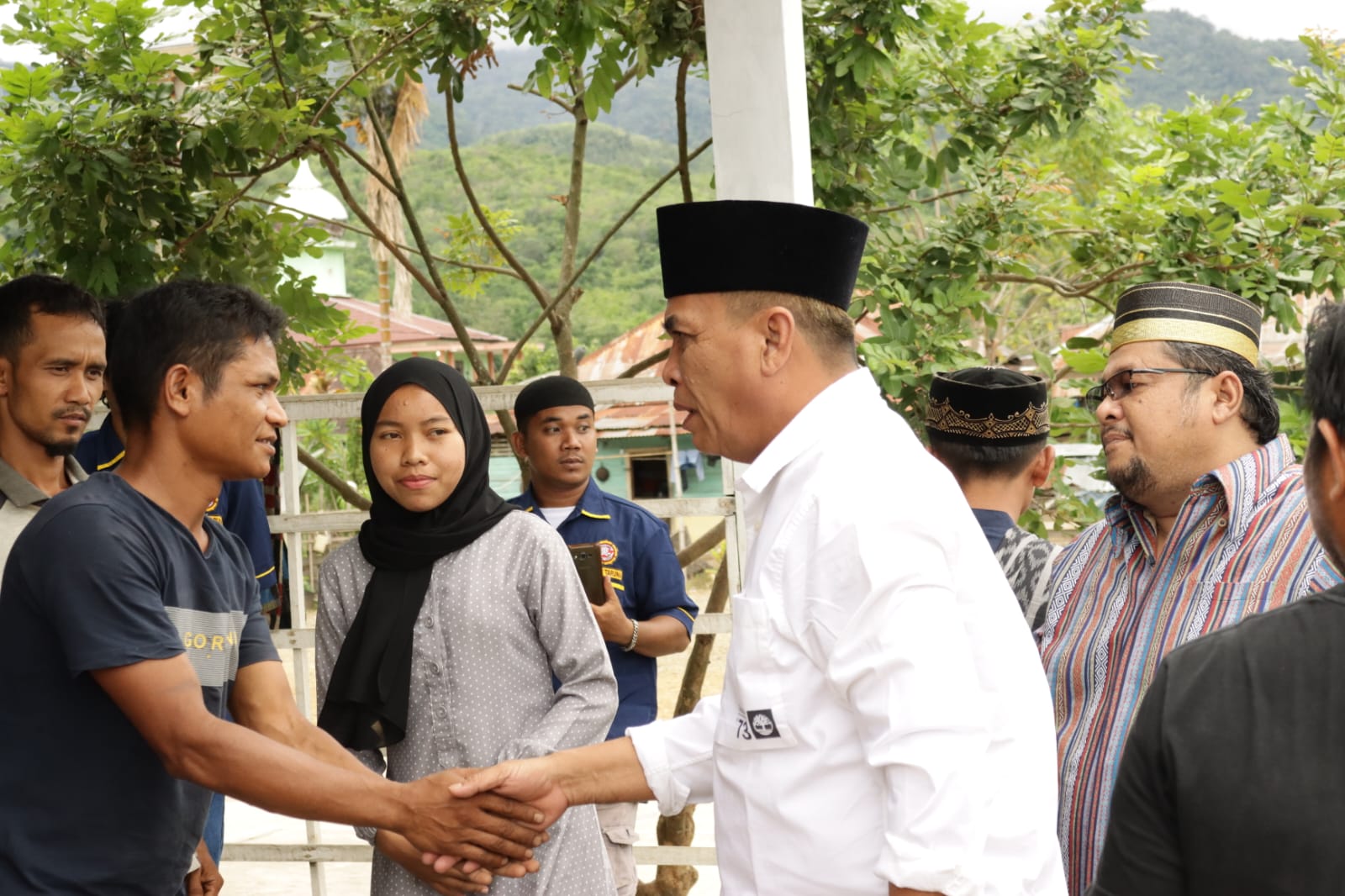 Didampingi Camat, Bupati Madina Kunjungi Korban Kebakaran di Desa Sirambas