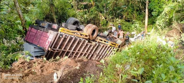 Diduga Rem Blong, Fuso Masuk Jurang di Sopotinjak Kec.Batang Natal
