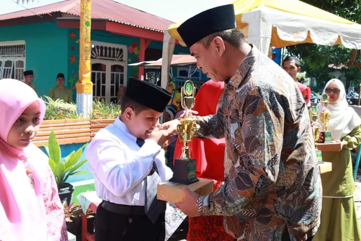 Ketua TP.PKK dan Bupati Madina Hadiri Kelulusan Putra Ke -5 di Yayasan Islam Terpadu Adnani