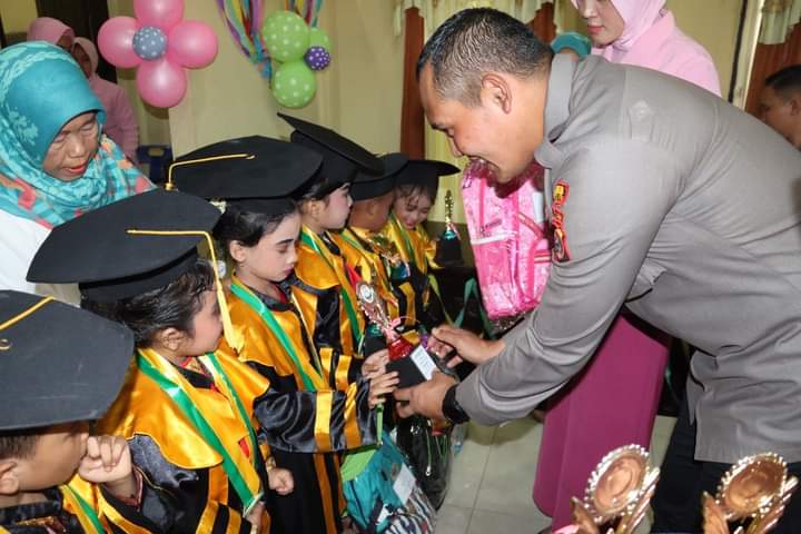 Kapolres Madina Nyonya , Hadiri  Pelepasan TK.Kemala Bhayangkari 14