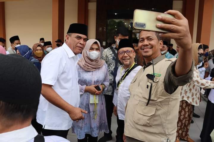 Minggu Pagi di Panyabungan,   Bupati dan Wabup Madina Terima Jamaah Haji Kloter 1 di Asrama Embarkasi Medan
