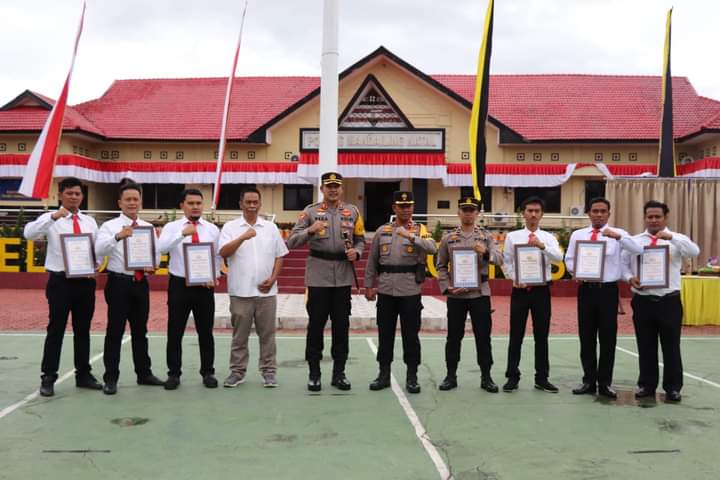 Kapolres Madina Berikan  reward Kepada Personil Satreskrim Atas Pengungkapan Kasus Penembakan di Tambangan