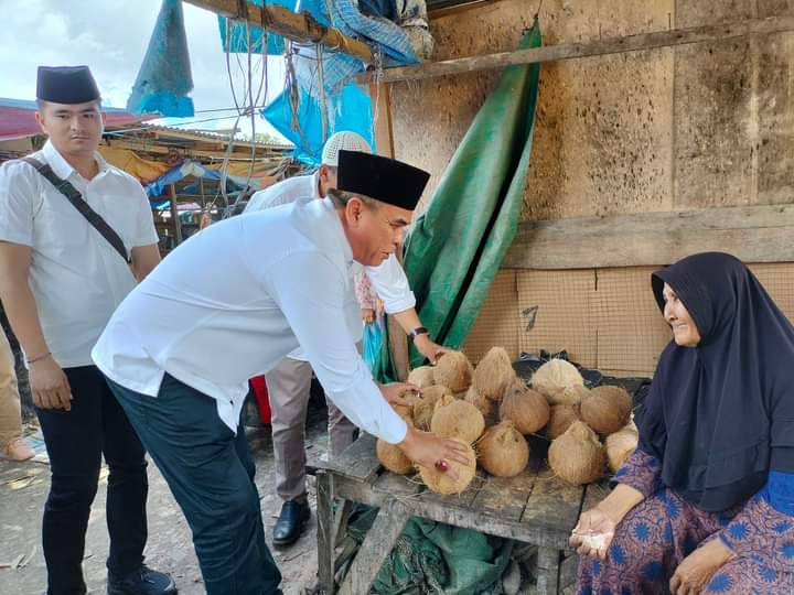 Bupati Madina Salurkan Gaji Kepada Pedagang di Pasar Baru Panyabungan.