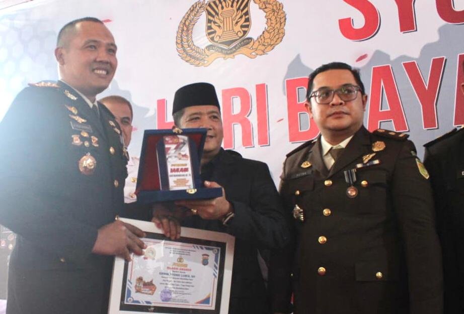 Ketua DPRD Madina Erwin Efendi Lubis,SH Terima Award di HUT Bhayangkara Ke -76