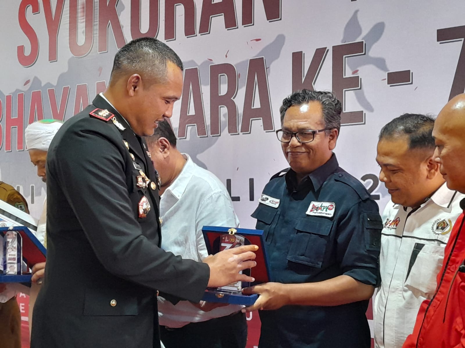 HUT Bhayangkara Ke -76,  Dirktur Start FM Terima Presisi Madani Award 