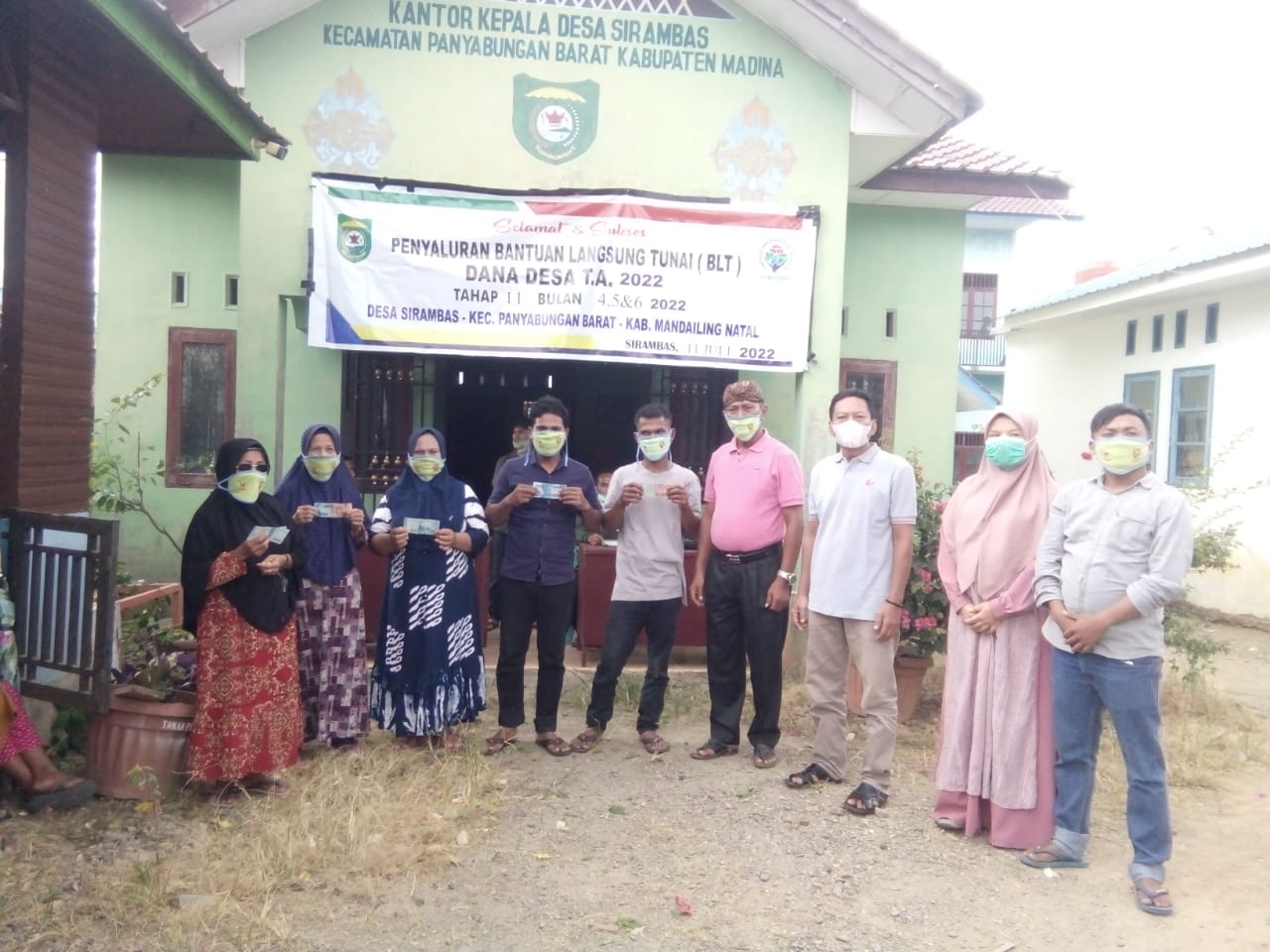 118 Warga Desa Sirambas Kec.Panyabungan Barat Terima BLT -DD