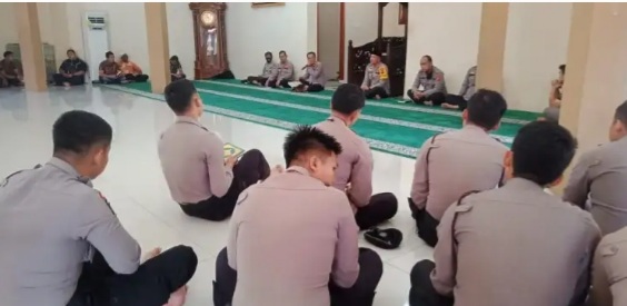 Kapolres Madina Ingatkan Personil Agar Selalu Sholat dan Baca Al -Qur’an